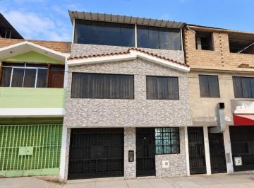 Casa · 201m² · 4 Dormitorios · 1 Estacionamiento · Se Vende Bonita Casa de 3 Pisos en Av