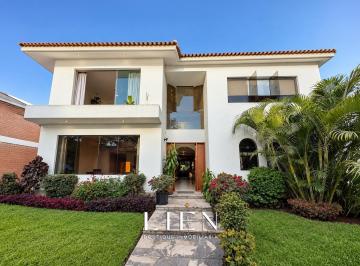 Casa · 474m² · 5 Dormitorios · 4 Estacionamientos · Estilo Moderno y de Grandes Dimensiones | Piscina Jardin | 4 Estacionamientos