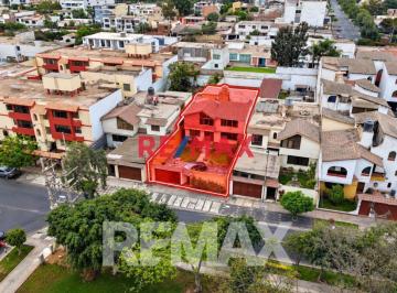 Casa · 312m² · 4 Dormitorios · 2 Estacionamientos · Venta de Casa Frente a Parque en La Molina – 583 m² de Terreno