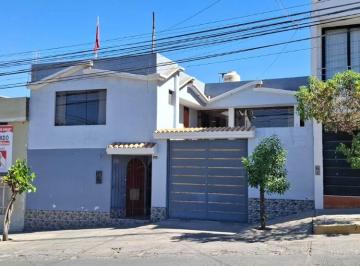 Casa de 7 habitaciones, Arequipa · Casa con 2 Departamentos Independientes, Jardín y Terraza en Av Obrera – Alto Selva Alegre