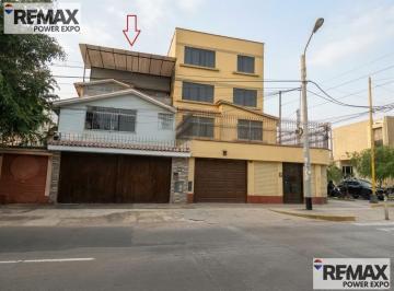 Casa · 328m² · 12 Dormitorios · 2 Estacionamientos · Venta de Casa de 3 Pisos en Av Alejandro Bertello Cdra. 4,limite con Pueblo Libre, Cercado de Lima