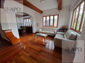 Casa · 160m² · 4 Dormitorios · 1 Estacionamiento · Venta de Casa en Esquina en Miraflores