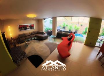 Casa de 5 habitaciones, Lima · Casa Remodelada con Piscina, Terraza y Cochera Para 3 Autos en Santiago de Surco