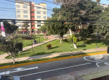 Casa de 4 habitaciones, Lima · Vendo Casa Frente a Parque en San Miguel (Para Remodelar)