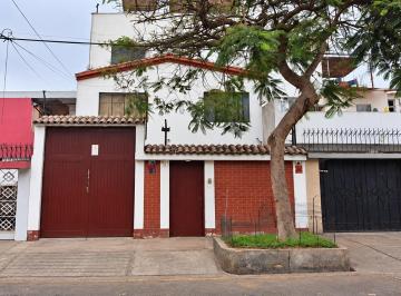 Local comercial · 645m² · 9 Dormitorios · 3 Estacionamientos · Se Ven Local de 3 Pisos Ideal Para Almacén y Oficinas Administrativas en San Luis - 240 m²