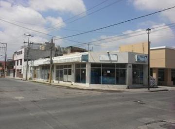 Local comercial · 4 Estacionamientos · Local en Renta - (4)