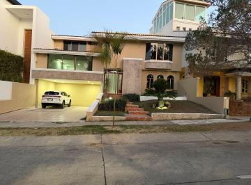 Casa de 4 habitaciones, Zapopan · Bugambilias 4 Recamaras con Baño, Estudio Planta Baja con Baño