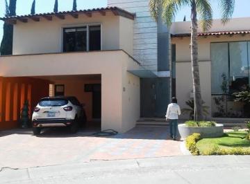 Casa · 385m² · 3 Recámaras · 4 Estacionamientos · Casa en Renta - (4)