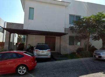 Casa de 3 habitaciones, Zapopan · Casa en Venta en Virreyes Hermosa Seminueva