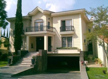 Casa · 1350m² · 4 Recámaras · 8 Estacionamientos · Casa en Venta Puerta de Hierro