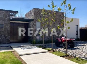 Casa · 240m² · 4 Recámaras · 3 Estacionamientos · Casa en Venta - (4)