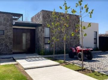 Casa · 240m² · 4 Recámaras · 3 Estacionamientos · Casa en Venta - (4)