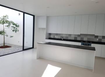 Casa · 210m² · 5 Recámaras · 4 Estacionamientos · Casa de Lujo en Venta en San Felipe del Agua