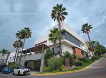 Casa · 650m² · 3 Recámaras · 3 Estacionamientos · Casa de Lujo con Alberca Virreyes Residencial. Zona Andrare