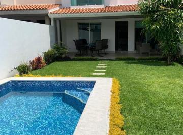 Casa · 180m² · 4 Recámaras · 2 Estacionamientos · Casa Sola con Alberca Dentro de Fraccionamiento con Vigilancia!