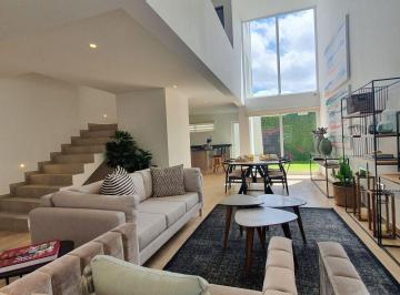 Casa · 242m² · 3 Recámaras · 2 Estacionamientos · Casa Super Iluminada con Doble Altura, Jardin y Roof Garden