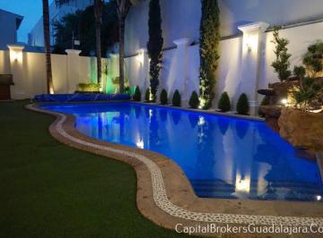 Casa · 590m² · 4 Recámaras · 2 Estacionamientos · Casa de Lujo con Alberca en Puerta de Hierro Zapopan