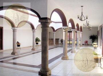 Casa · 1375m² · 4 Recámaras · 10 Estacionamientos · Casa - Tequisquiapan Centro