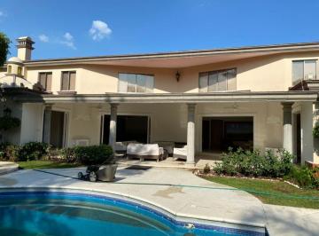 Casa · 664m² · 8 Recámaras · 4 Estacionamientos · Casa en Fraccionamiento en Tabachines Cuernavaca - Ber - 730 - Fr*
