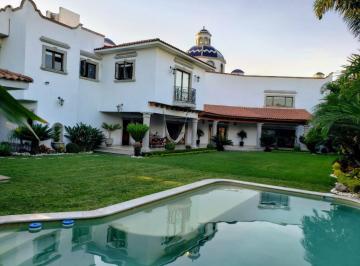 Casa · 1068m² · 3 Recámaras · 4 Estacionamientos · Zona Dorada