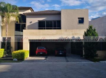Casa · 690m² · 3 Recámaras · 3 Estacionamientos · Casa en Venta en Lomas del Hipico