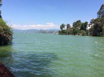 Vista al lago desde terraza · La Polilla