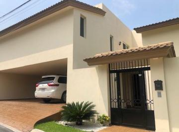 Fachada · Casa en Venta Valle de Chipinque