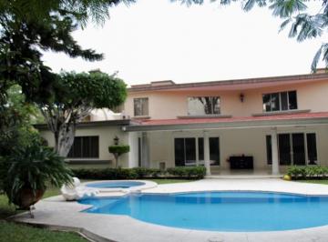 Casa · 750m² · 3 Recámaras · 2 Estacionamientos · Exclusiva Privada Dentro del Club de Golf con Vista Al Campo
