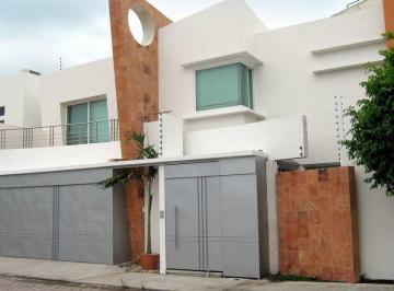 Casa · 3 Recámaras · 2 Estacionamientos · Casa Amueblada en Renta en Privada Flamboyanes, Col. Miami