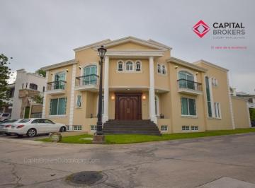 Casa · 940m² · 4 Recámaras · 6 Estacionamientos · Casa en Venta Dentro de Coto Zapopan Lujo Zona Andares