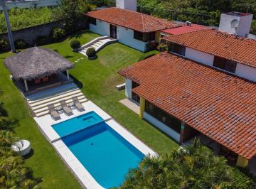 Casa de 6 habitaciones, Cuernavaca · Club Golf Santa Fe Impecable Casa con Maravilloso Jardín, Alberca y Bungalow