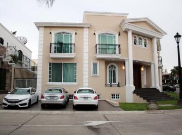 Casa en condominio de 4 habitaciones, Zapopan · Casa en Venta en Puerta de Hierro