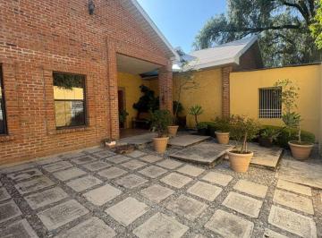 TERRENO: 1000 m²
CONSTRUCCIÓN: 500 m²

COCHERAS:
Una techada para 4 autos
Una pa · Casa Aveiro - Jurica Queretaro