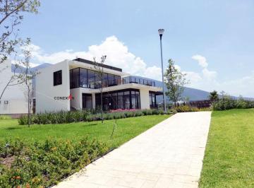 Casa club. · Amenidades de Primera, Moderno Control de Acceso y Seguridad. Casa de 3 Niveles!