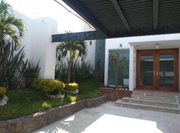 Casa · 750m² · 6 Recámaras · 7 Estacionamientos · Casa en Venta en Villas de Irapuato, Hermosa Residencia!