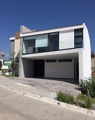 Casa · 308m² · 3 Recámaras · 3 Estacionamientos · Casa en Venta - (4)