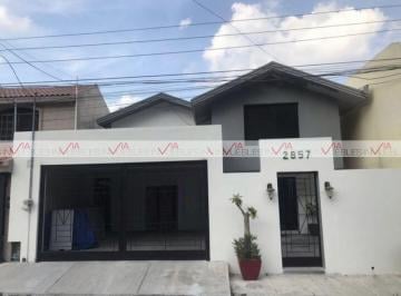 Casa · 317m² · 3 Recámaras · 2 Estacionamientos · Casa en Venta en Colinas de Las Cumbres