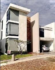 Casa · 407m² · 3 Recámaras · 2 Estacionamientos · Casa en Venta - (4)
