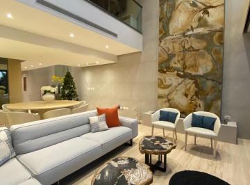 Sala doble altura con muro chillon · Marina Condos Canal Homes