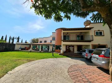 Casa de 5 habitaciones, Cuernavaca · Casa en Zona Dorada con Enorme Jardín