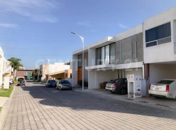 Casa · 376m² · 4 Recámaras · 3 Estacionamientos · Casa en Venta en Fracc. Navarra! a 500 m Federal a Atlixco! Enorme Jardín!