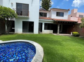 Casa de 4 habitaciones, Cuernavaca · Amplia Casa Dentro E Fraccionamiento en Zona Dorada