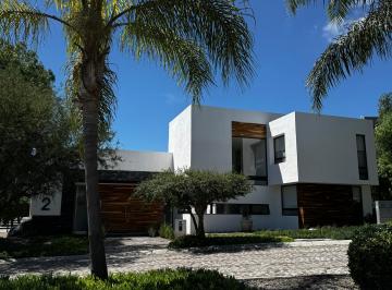Casa de 3 habitaciones, Corregidora · Casa en Club de Golf Balvanera – Esquina, Gran Jardín y Vista a La Ciudad