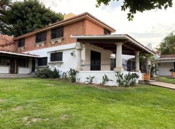 Casa · 925m² · 6 Recámaras · 2 Estacionamientos · Comercial en Esquina con Frente a La Av San Diego