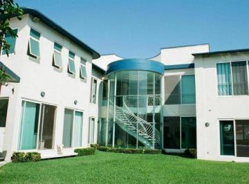 Casa · 900m² · 4 Recámaras · 6 Estacionamientos · Casa Residencial en Venta en Fracc. Costa de Oro. Boca del Río, Veracruz.