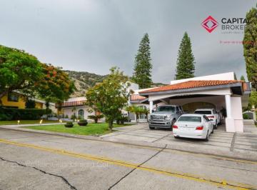 Casa · 1100m² · 4 Recámaras · 7 Estacionamientos · Casa de Lujo en Venta Club de Golf Santa Anita Alberca Sur