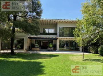 Casa · 1371m² · 6 Recámaras · 10 Estacionamientos · Casa - Club de Golf Los Encinos