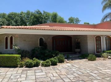 Casa · 1135m² · 4 Recámaras · 4 Estacionamientos · Casa en Venta en Santa Anita Club de Golf
