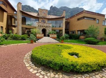 Casa de 6 habitaciones, Tepoztlán · Casa en Venta en Tepoztlán Morelos, Lujosa Residencia en Zona Exclusiva