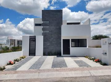 Casa · 143m² · 3 Recámaras · 2 Estacionamientos · Preciosa Casa en San Isidro Juriquilla con Habitación en Pb